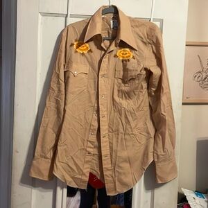 Perl snap western button up. Size 15 1/2 - 35
Embroidered flowers